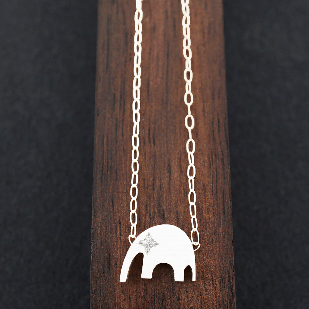 قلادة الفيل مرتبطة بسلسلة من الفضة