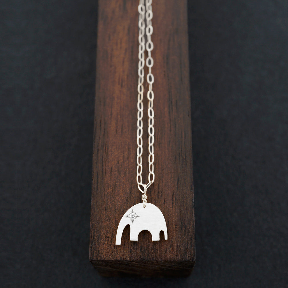 Minimalistische Elefanten-Halskette mit optionalen Diamant-Ons, massivem Gold oder Silber