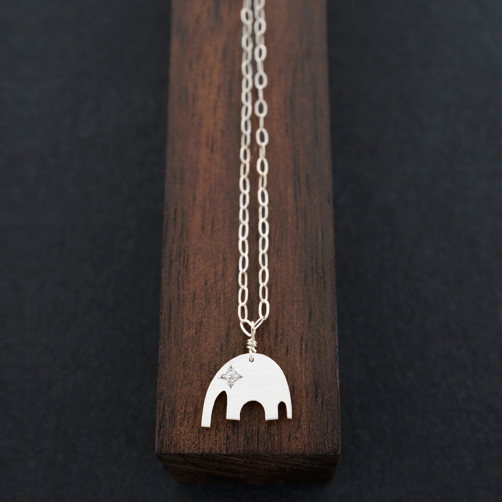 Minimalistische olifant ketting met optionele Diamond Ons, massief goud of zilver