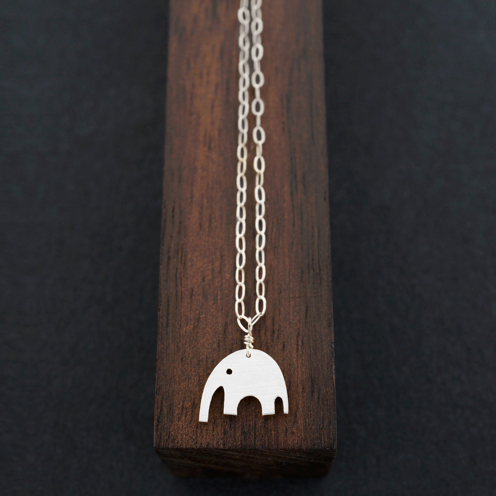 Minimalistische Elefanten-Halskette mit optionalen Diamant-Ons, massivem Gold oder Silber