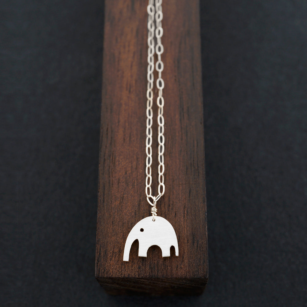 Minimalistische olifant ketting met optionele Diamond Ons, massief goud of zilver